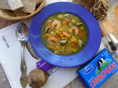 Сливочный суп с тигровыми креветками и мидиями.