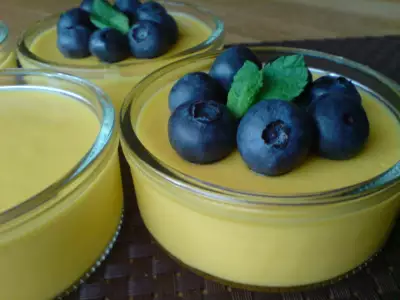 Десерт из манго с мятным сахаром и голубикой продолжение банкета