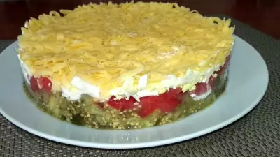Слоеный салат с баклажанами и помидорами
