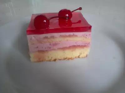 Клубнично-сливочный торт-пироженко…