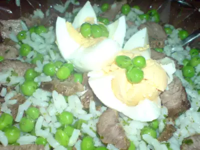 Салат из риса,зелёного горошка и жареной говядины