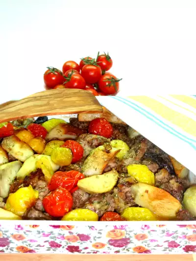 Телятина в сырной панировке, запеченная с баклажанами, картофелем и помидорами.