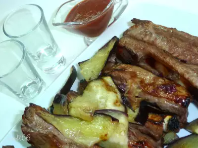 Свиные ребрышки, маринованные в гранатовом соке с мелкорубленными овощами ( подойдет любое мясо)