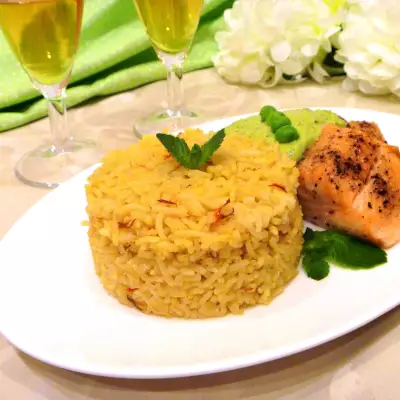 Шафрановый рис с форелью под мятно-гороховым соусом