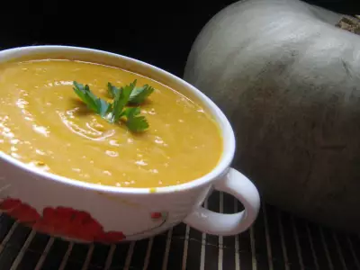 Суп-пюре тыквенный с гренками и сыром.