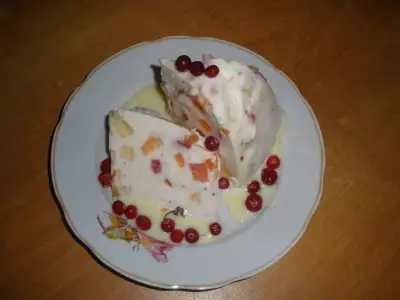 Сметанный десерт с фруктами