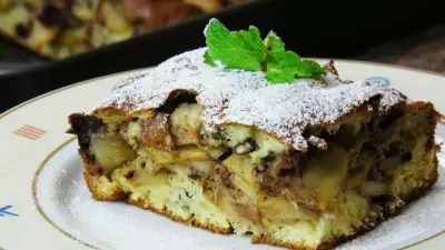 Пирог "минутка" с яблоком, вишней и орехами