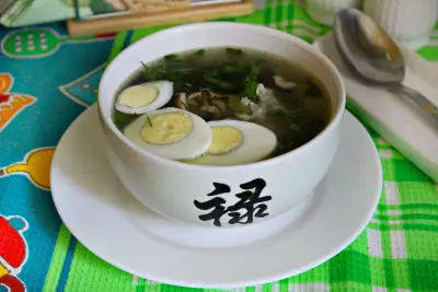 Суп с морской капустой, рисом и кальмарами