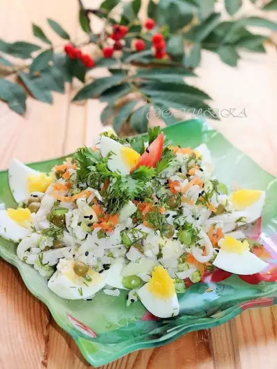 Салат из кальмаров с рисом и зеленым горошком