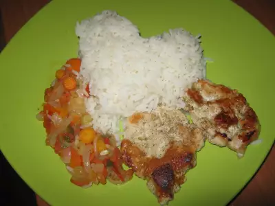 Отбивная куриная грудка с рисом и овощами