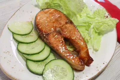 Самые простые стейки из лосося с соевым соусом в духовке