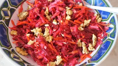 Салат "полезный" из свеклы, яблока и моркови