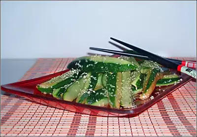 Салат из свежих огурцов на корейский лад