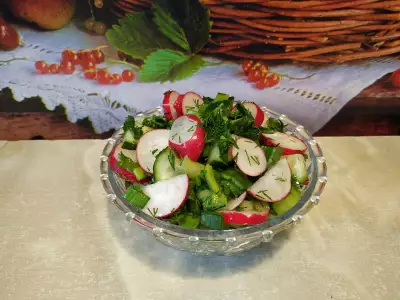 Салат весенний овощной с редисом, огурцом и сельдереем.