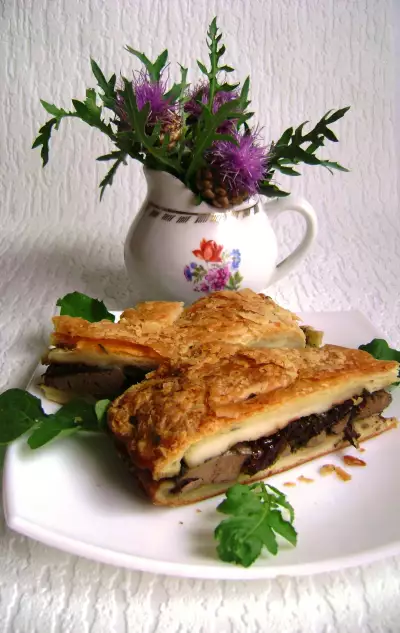 Слоеный пирог с куриной печенью, вялеными помидорами, сыром и зеленым луком