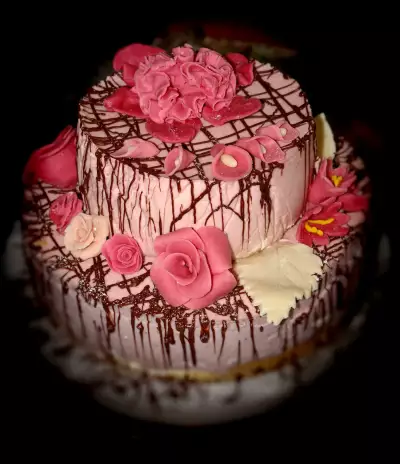 Клубнично-йогуртовый торт "все цветы для мамы"