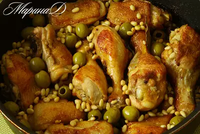 Курица с оливками и кедровыми орехами.