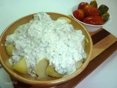 Молодой картофель со сметанным соусом ( очень просто, очень быстро и невероятно вкусно)