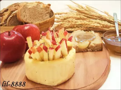 Мягкий сыр фаршированный яблоками медом и орехами с яблочным хлебом