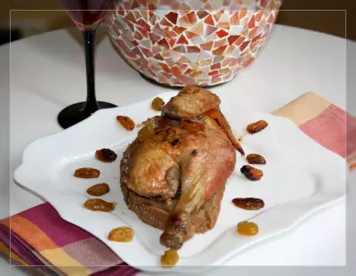 Курица, запечённая с рокфором, паштетом из печени, изюмом и розовым вином