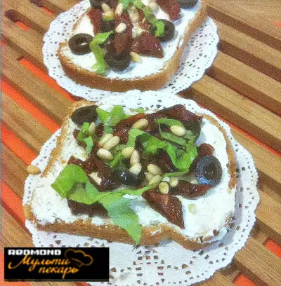 Бутерброд со сливочным сыром вялеными помидорами маслинами и кедровыми орешками