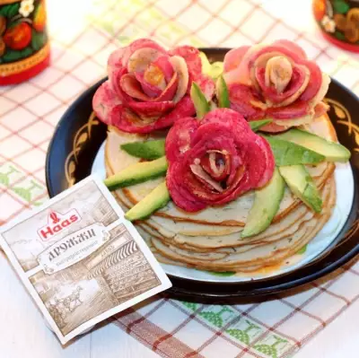 Закусочный блинный торт "розы"