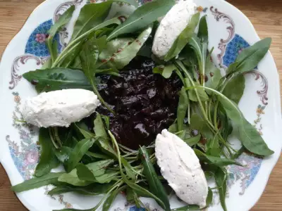 Салат из свеклы с творожным сыром рукколой и черносливом