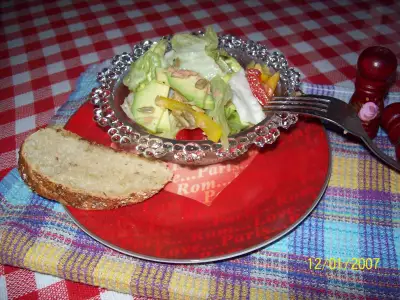 Салат с авокадо и тунцом.