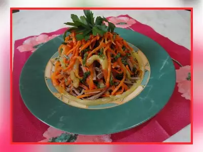 Салат из свиного языка, корейской моркови и запеченого болгарского перца фото