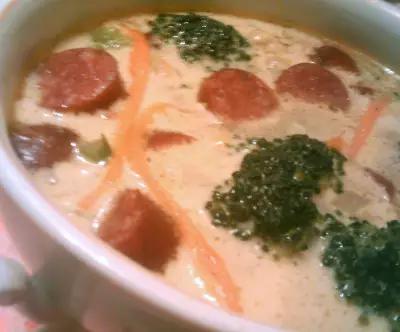 Сырный суп с зелёным горошком и колбасками.