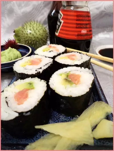 Маки суши с тешой семги и авокадо