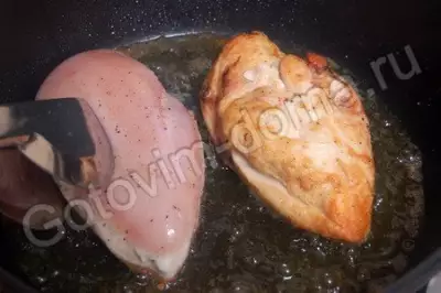Куриная грудка с шампиньонами в сливочном соусе
