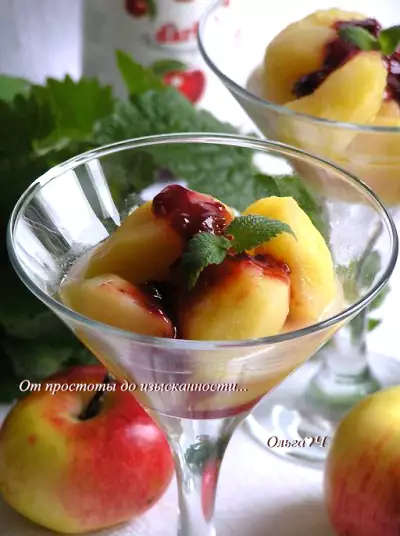 Теплый яблочный десерт с вишневым конфитюром darbo