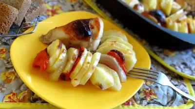 Пикантная куриная грудка с картофелем в духовке