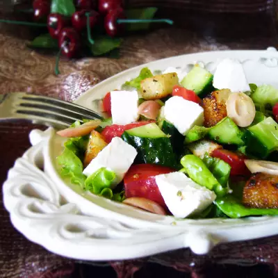 Салат с овощами и чесночными гренками