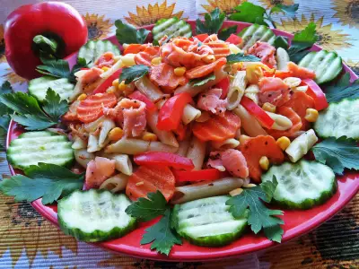 Тёплый салат из "пенне" с овощами и рыбкой