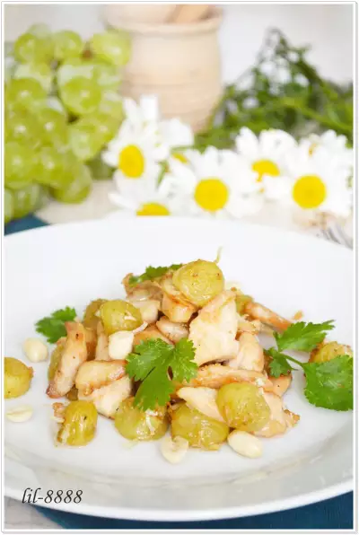 Теплый салат из курицы и карамелизированного винограда
