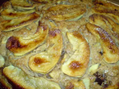 Яблочный пирог с финиками,орехами  и корицей