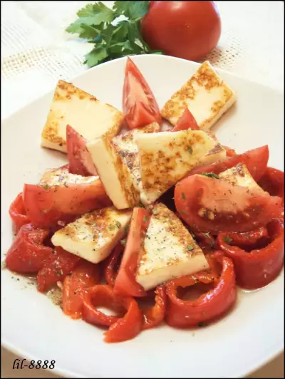 Салат из запечённых перцев  и жареного адыгейского сыра