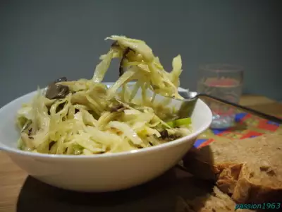 Старая знакомая в новом сопровождении быстрый маринованный капустный салат с шампиньонами