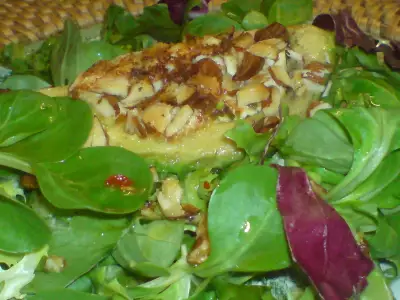 Салат с обжаренным,фаршированным козьим сыром, авокадо