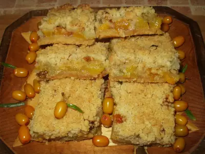 Песочный пирог с ревенем и персиками