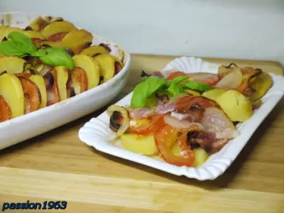 Картофельная зебра (картофель, запеченный с беконом, помидорами и луком)