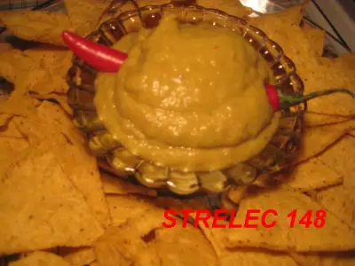Кукурузные чипсы с соусом "гуакамоле".