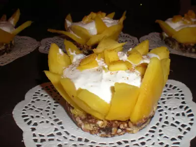 Пирожное цветок манго