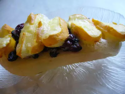 Груши, фаршированные оливково-клюквенной пастой, запеченные под мягким сыром