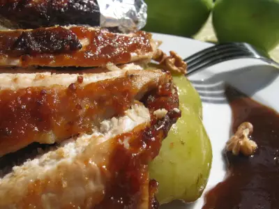 Курица запечённая с яблоками и орехами ,в яблочно-медовой  глазури и под яблочным соусом.