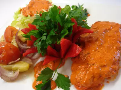 Филе рыбы под вкусным соусом "пепер майоро" с овощным гарниром.
