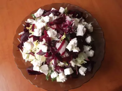 Легкий салат со свеклой редькой и фетой