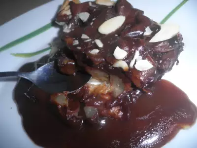 Шоколадный торт с грушами в вине и карамельным бальзамическим соусом